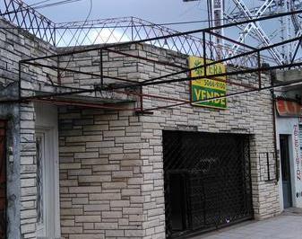 Local comercial · 40m² · 2 Ambientes · Alquiler Local Av Los Quiles y Montevideo - Bernal - Ideal Kiosco o Consultorio