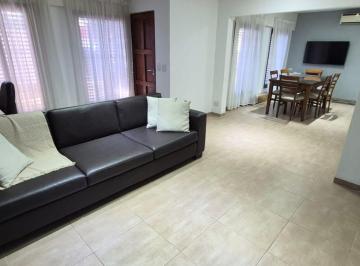 Casa · 195m² · 6 Ambientes · 3 Cocheras · Venta Casa 3 Dorm. 2 Baños y Patio B. Ipona