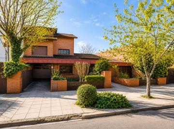 Casa · 327m² · 6 Ambientes · 2 Cocheras · Venta Casa en Barrio Santa Rita Oportunidad