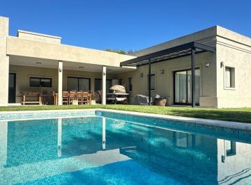 Casa · 230m² · 4 Ambientes · 2 Cocheras · Venta de Casa en Valdevez Tristan Suarez Apto Cred