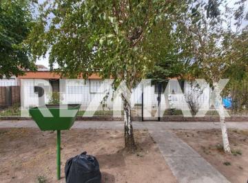 Casa · 140m² · 5 Ambientes · 1 Cochera · Alquiler Casa 3 Dorm. en Piedra del Aguila