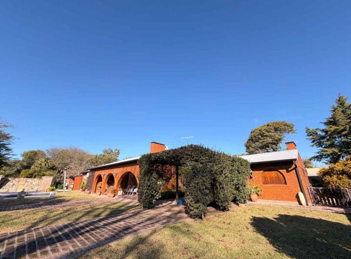 Casa · 195m² · 8 Ambientes · 1 Cochera