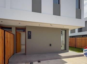 Casa · 112m² · 4 Ambientes · 2 Cocheras · Casas en Venta en Villa Castells