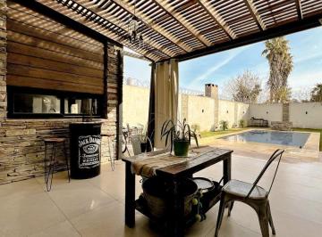 Casa · 267m² · 5 Ambientes · 3 Cocheras · Venta Casa 5 Amb Quincho, Pileta 5 Años Antiguedad