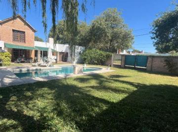 Casa · 225m² · 4 Ambientes · 2 Cocheras · Venta/casa en Esquina/b° Pizzurno/apta Credito