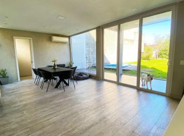 Casa · 284m² · 6 Ambientes · 1 Cochera · Casa en Villa Sarmiento