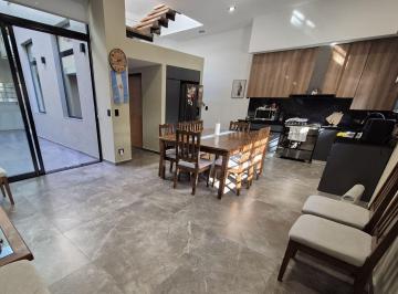 Casa · 140m² · 5 Ambientes · Venta Casa 5 Amb C/ Patio y Parrilla - a Estrenar