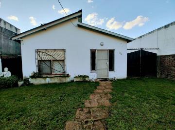 Casa · 111m² · 3 Ambientes · 1 Cochera · Venta Casa con Patio en Quilmes Oeste