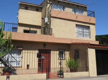 Casa · 195m² · 4 Ambientes · 3 Cocheras · Casa Venta 4 Ambientes con Pileta y Depto 1 Amb