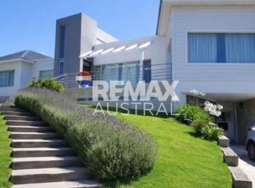Casa · 422m² · 6 Ambientes · 1 Cochera · Casa 3 Dorm. La Herradura