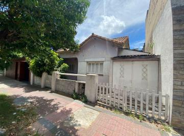 Casa · 51m² · 3 Ambientes · 1 Cochera · Venta Casa 3 Amb. Cochera a Reciclar Apto Credito.