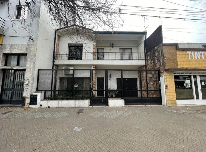Casa · 195m² · 4 Ambientes · 2 Cocheras