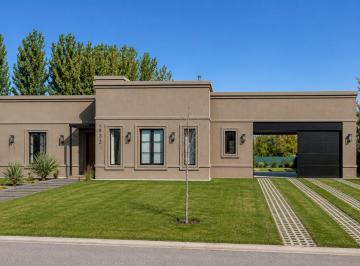 Casa · 236m² · 5 Ambientes · 2 Cocheras · Venta Casa Exclusiva en Canales de Plottier 3 Dorm