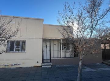 Casa · 77m² · 3 Ambientes · 1 Cochera · Casa en Venta – Calle Villegas, Pleno Centro.