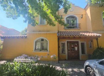 Casa · 275m² · 5 Ambientes · 1 Cochera · Casa en Barrio Cerrado – Funcionalidad y Amplitud