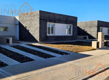 Casa · 52m² · 2 Ambientes · 1 Cochera · Casa - Cipolletti