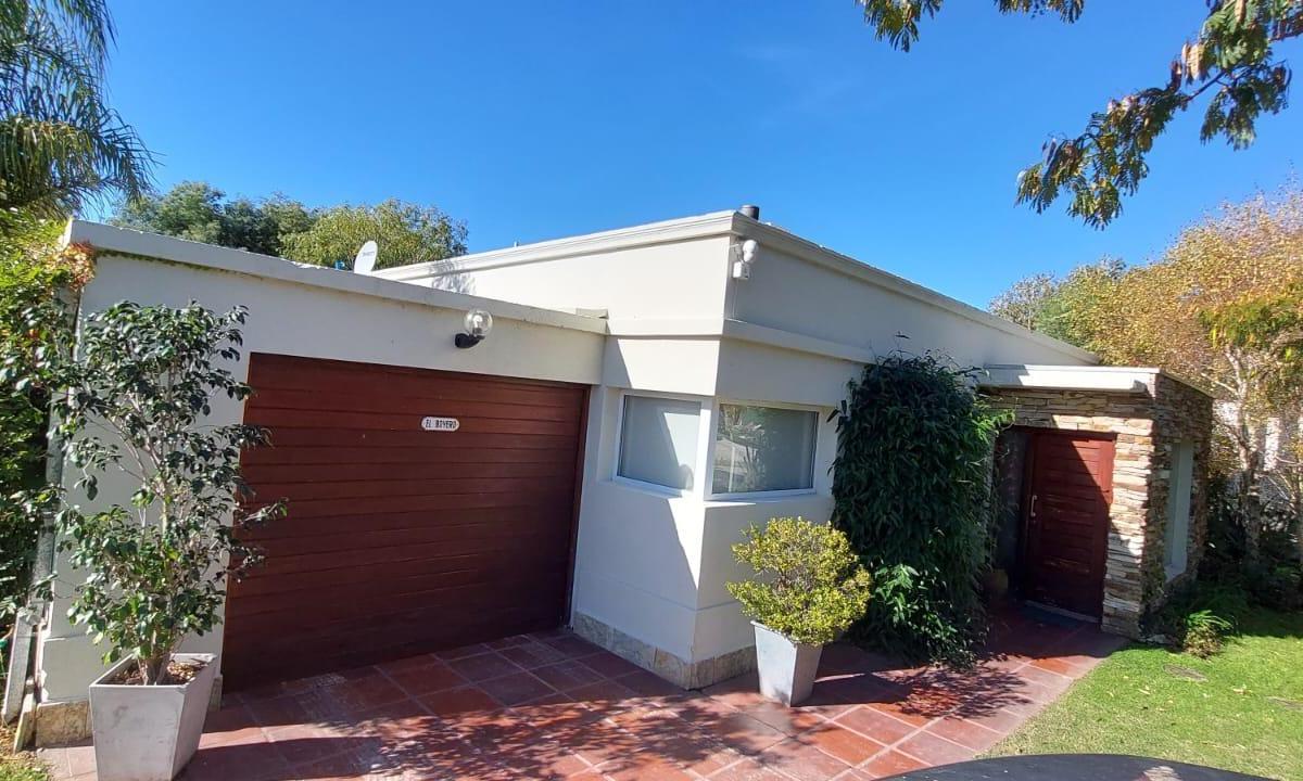 Casa con pileta en barrio privado — 942m²
