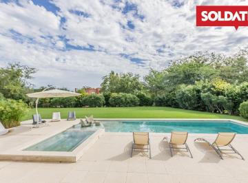 Casa · 540m² · 8 Ambientes · 3 Cocheras · Excelente Casa en Venta/alquiler con Muebles. 5 Suites. Piscina. Golf