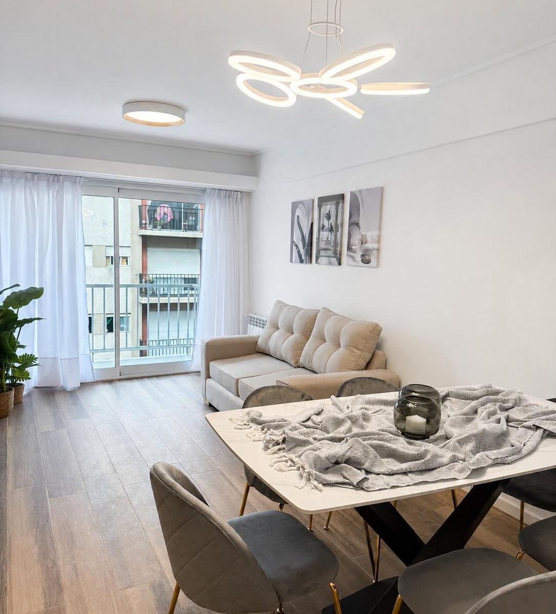 Departamento de 3 ambientes con balcón saliente a la calle y vista lateral al mar