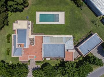 Casa · 295m² · 8 Ambientes · 2 Cocheras · Casa en Venta en Carmel Club de Campo, Pilar - 8 Ambientes