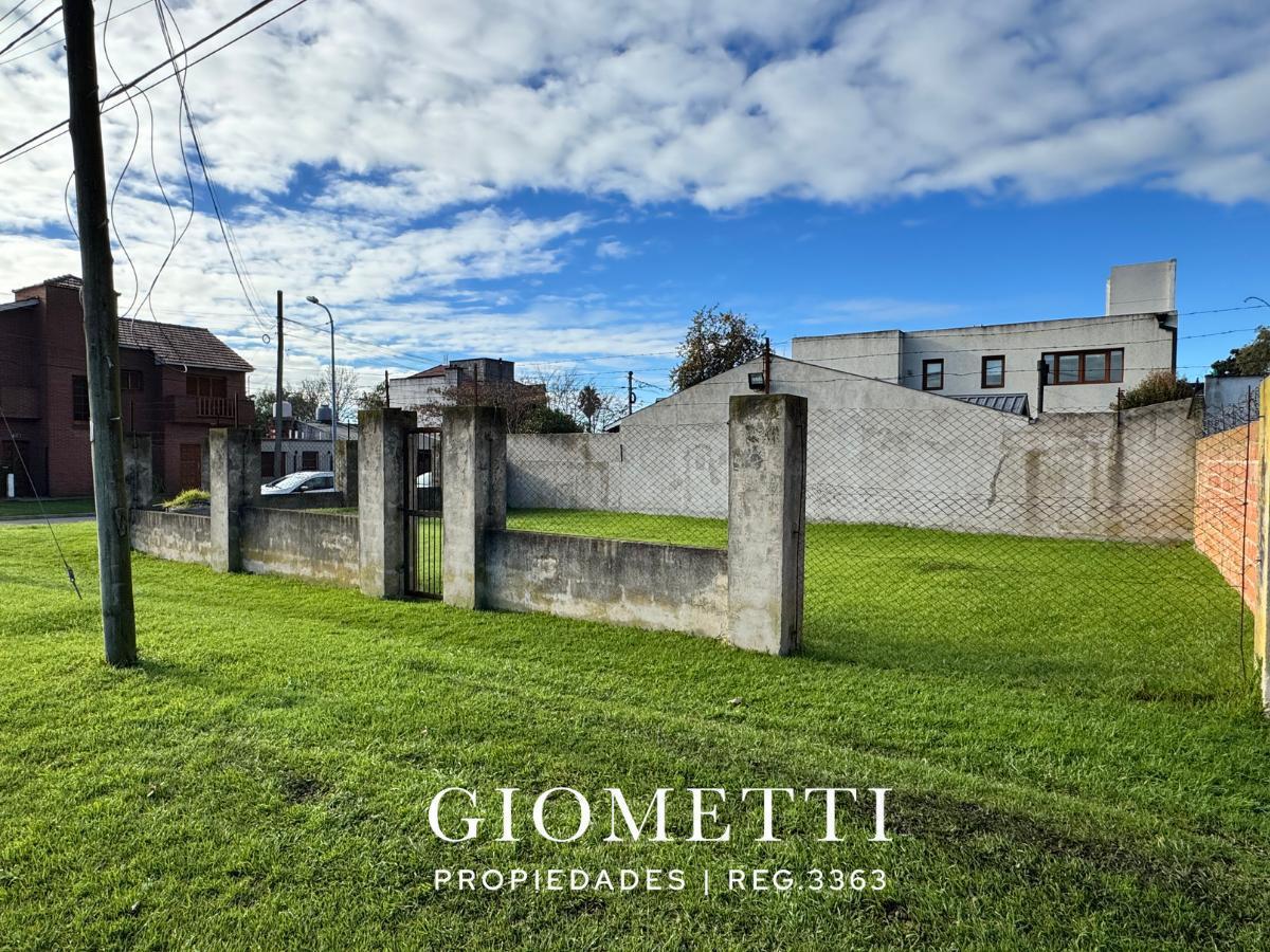 Excelente lote en esquina ubicado en el tradicional barrio de Punta Mogotes