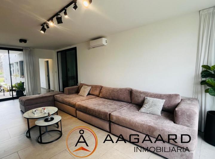 Casa · 300m² · 4 Ambientes · 4 Cocheras