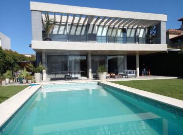 Casa · 320m² · 5 Ambientes · 2 Cocheras · Casa Moderna en Windbells Equipada