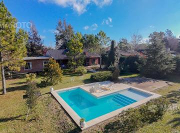 Casa · 158m² · 3 Ambientes · 4 Cocheras · Venta Casa 3 Ambientes con Amplio Parque y Pileta en Escobar - Barrio Portal de Escobar