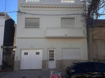 Casa · 210m² · 4 Ambientes · 1 Cochera · Casa Reciclada / Todos Los Servicios / 3 - 4 Dorm