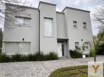 Casa · 210m² · 5 Ambientes · 2 Cocheras · Casa en Venta - 3 Dorm. 4 Baños - Cochera - 1.000 m² - Pilar