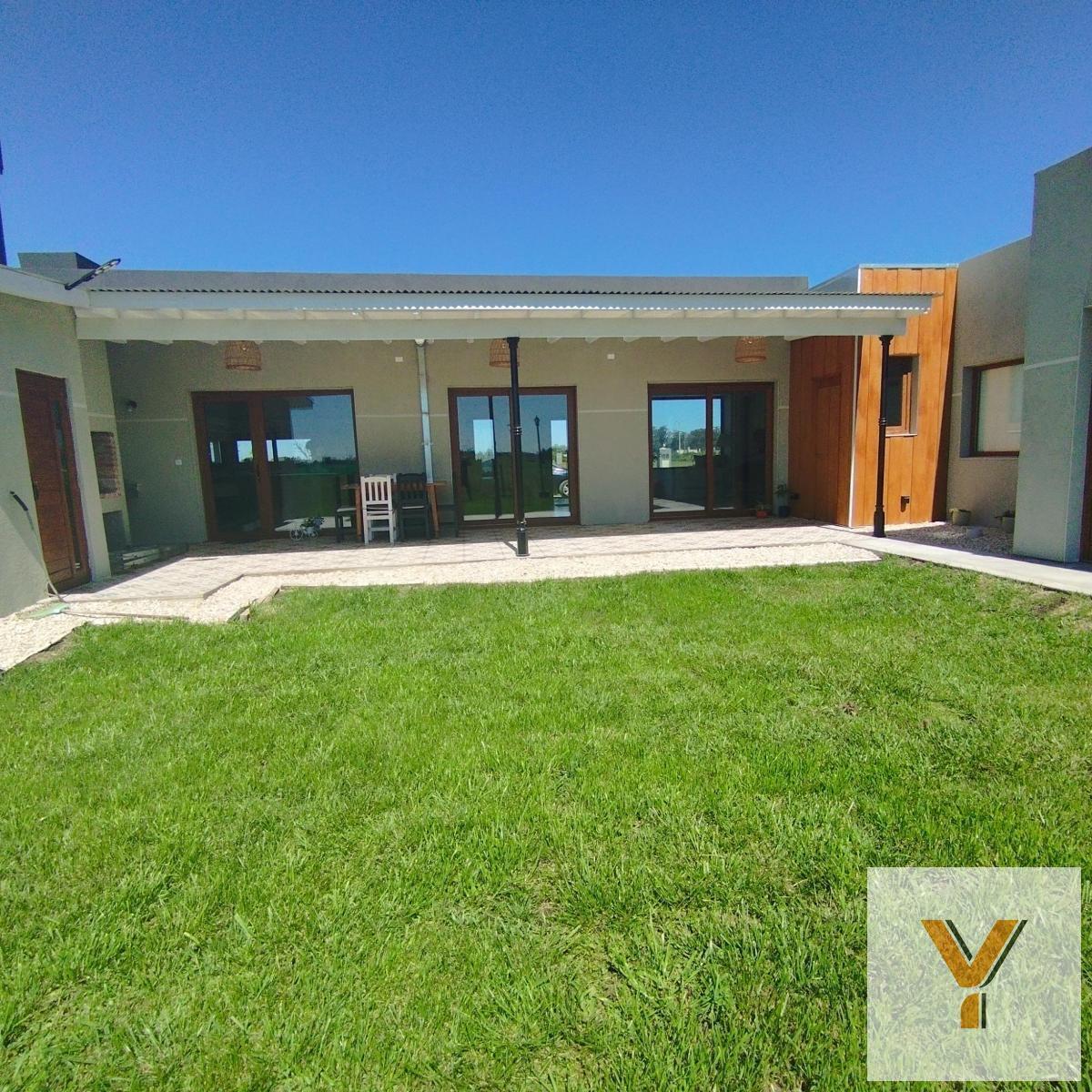 Casa de tres dormitorios en venta ubicada en el barrio cerrado Santa Elena