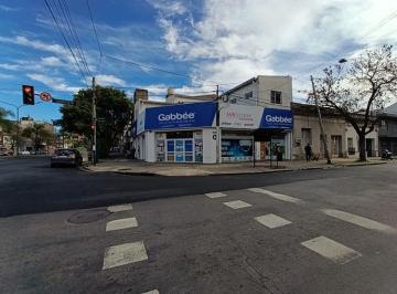 Local comercial · 239m² · 5 Ambientes · Local en Alquiler en Esquina con Espectacular Vidriera Rosario