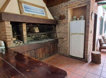 Casa · 100m² · 4 Ambientes · Casa con Fondo Jardin Quincho Parrilla Barracas