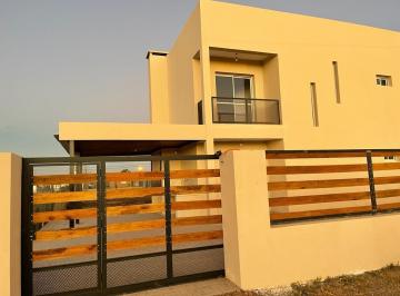 Casa · 90m² · 3 Ambientes · 1 Cochera · Casa en Alquiler Permanente Punta Chacra Roldan