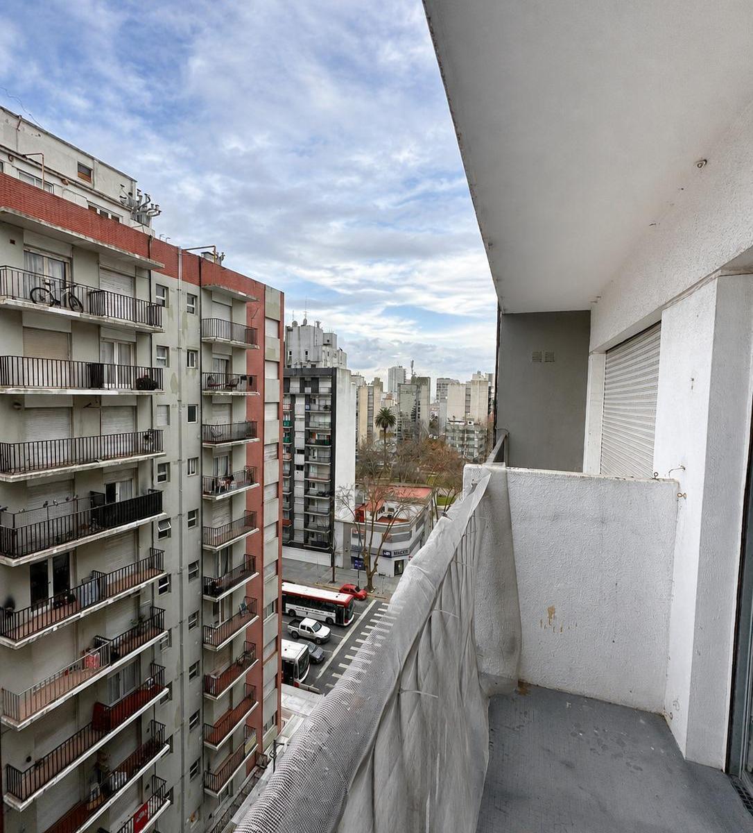 Departamento de 1 ambiente externo con balcón saliente y vista urbana