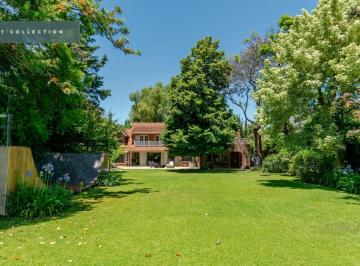 Casa · 565m² · 5 Ambientes · 8 Cocheras · Importante Casa Sobre 1950 m² de Lote en Venta Ubicada en Las Lomas de San Isidro.