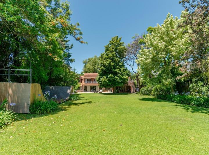 Terreno · 565m² · 5 Ambientes · 8 Cocheras