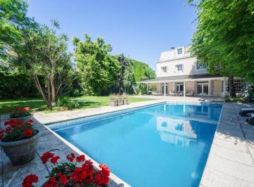 Casa · 1000m² · 10 Ambientes · 10 Cocheras · Exclusiva Casa de Estilo Francés en Belgrano Chico con Jardín, Pileta y Quincho