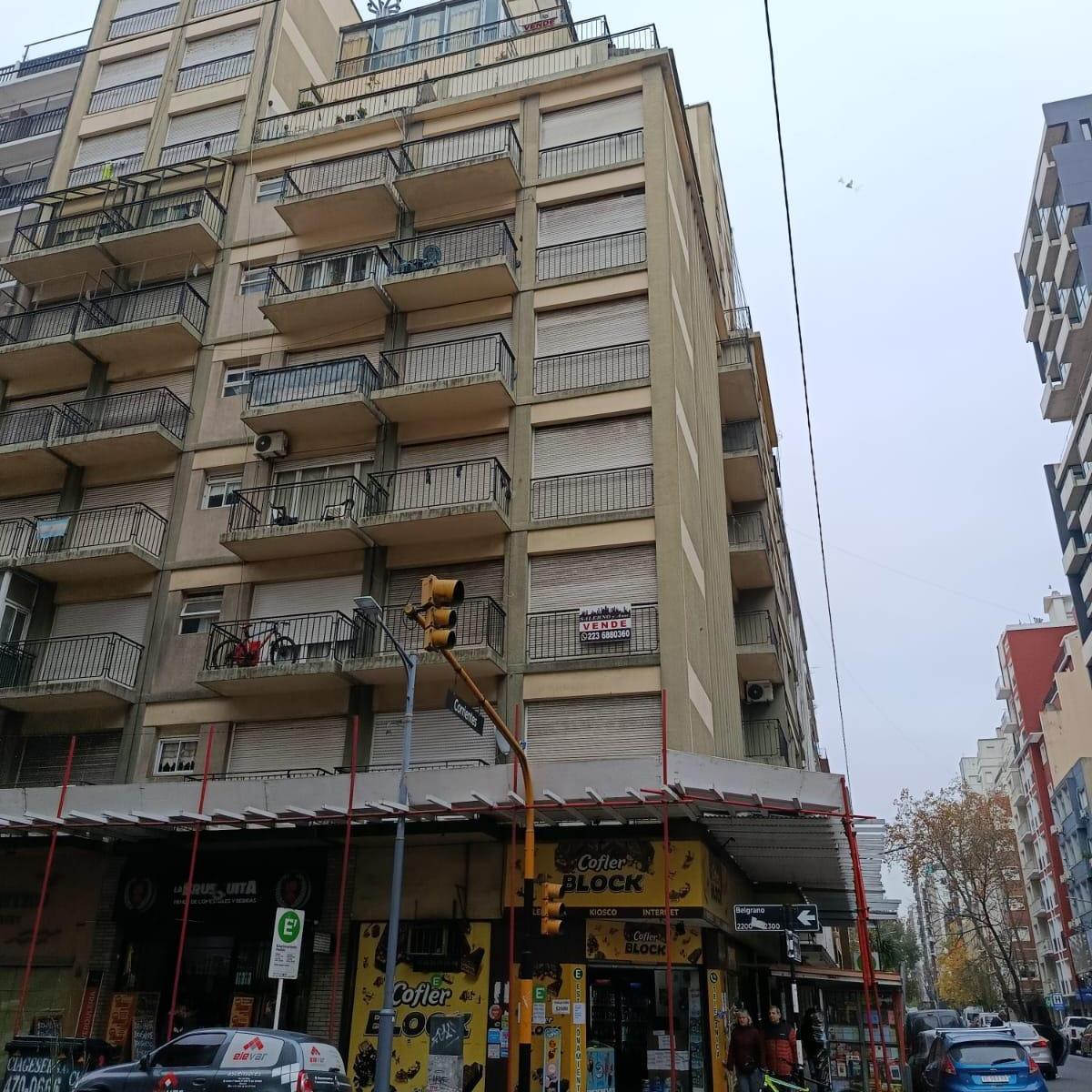 2 ambientes A la calle con balcon saliente