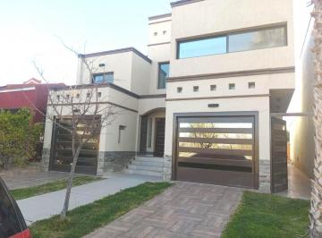 Casa · 380m² · 8 Ambientes · 2 Cocheras · Casa en Barrio Privado Los Solares Rodeo, del Medio