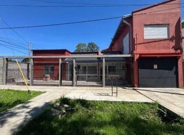 Casa · 170m² · 10 Ambientes · 1 Cochera · Casa 4 Dorm. en Venta City Bell con Pileta