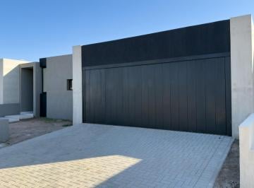 Casa · 198m² · 5 Ambientes · 2 Cocheras · Casa en Venta en Pampas de Manantiales, Planta Baja