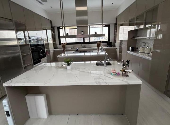 Casa · 1500m² · 6 Ambientes · 6 Cocheras