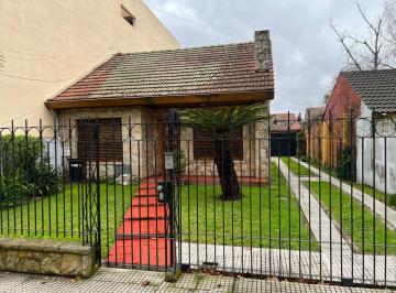 Casa · 70m² · 4 Ambientes · 3 Cocheras · Venta de Casa 4 Amb, Jardin, cochera, Apta Credito