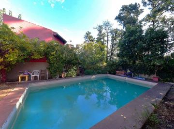 Casa · 200m² · 4 Ambientes · 1 Cochera · Venta Casa Multifamiliar con Gran Piscina y Parque
