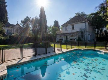 Casa · 360m² · 7 Ambientes · 3 Cocheras · Casa 7 Ambs. Parque y Piscina. Escucha Ofertas