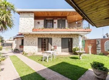 Casa · 140m² · 4 Ambientes · 2 Cocheras · Casa 4 Ambs. C/cochera. Parque y Quincho.