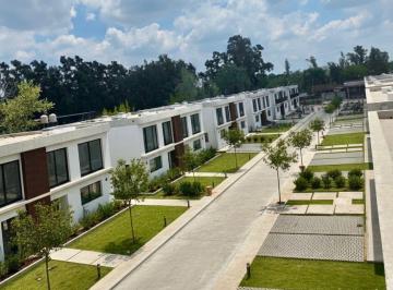 Casa · 132m² · 4 Ambientes · 2 Cocheras · Casa en Alquiler Tres Dorm. Dos Plantas