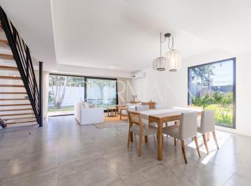 Casa · 132m² · 4 Ambientes · 2 Cocheras · Casa en Alquiler Tres Dorm. Dos Plantas Barrio Cerrado