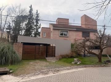 Casa · 180m² · 3 Dormitorios · 2 Cocheras · Casa - Villa Warcalde